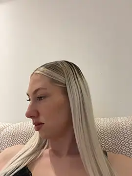 Snapshot of LuisaBecker chatting on 10, 3, 2025 LuisaBecker online show from 10, 3, 2025