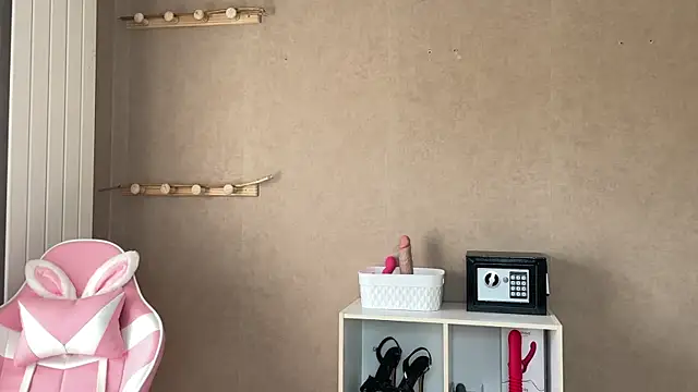 lucie mehott online show from 10, 11, 2025