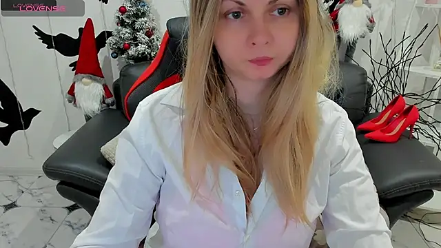Snapshot of SmilingEmily_ chatting on 4, 1, 2025 SmilingEmily online show from 4, 1, 2025