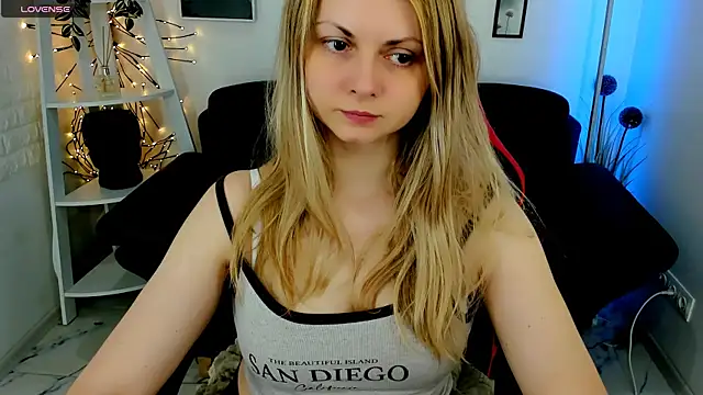Snapshot of SmilingEmily_ chatting on 13, 3, 2025 SmilingEmily online show from 13, 3, 2025