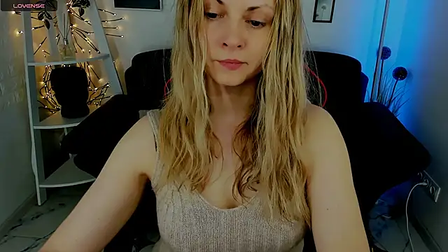 Snapshot of SmilingEmily_ chatting on 14, 3, 2025 SmilingEmily online show from 14, 3, 2025