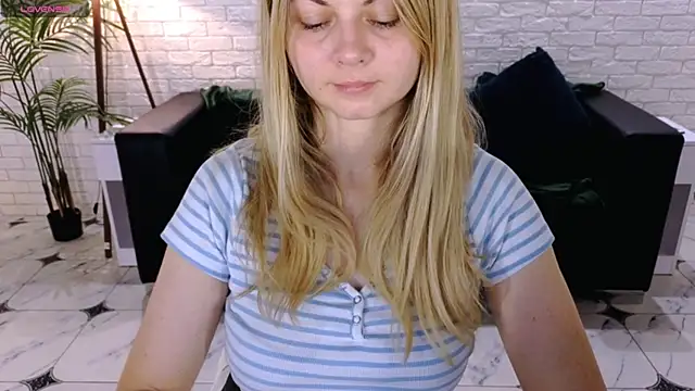 Snapshot of SmilingEmily_ chatting on 4, 10, 2025 SmilingEmily online show from 4, 10, 2025