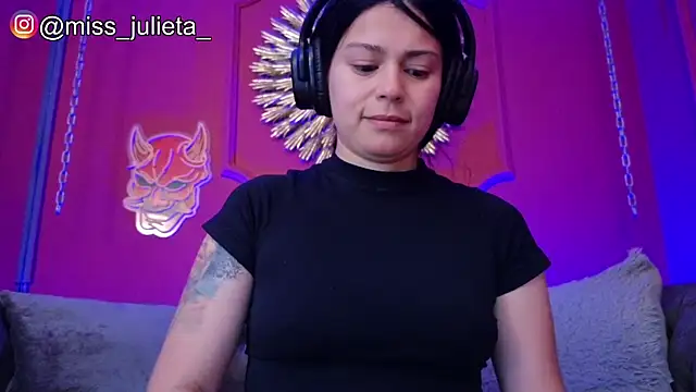 Snapshot of Julieta_Russell chatting on 19, 5, 2026 Julieta Russell online show from 19, 5, 2026