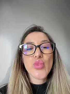 HotXMom online show from 28, 1, 2025