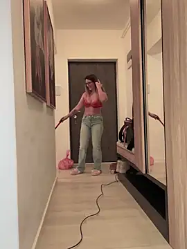 HotXMom online show from 6, 2, 2025