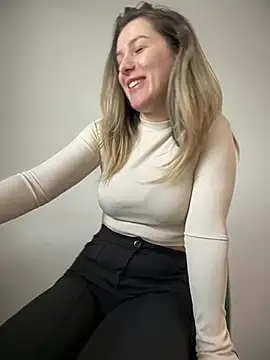 HotXMom online show from 7, 3, 2025