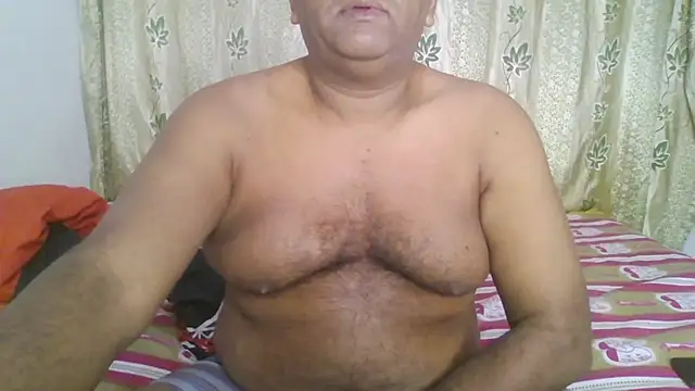 Snapshot of Beargryzzly chatting on 5, 1, 2025 Beargryzzly online show from 5, 1, 2025