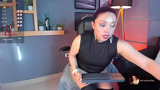 helenaduque  online show from 13, 12, 2024