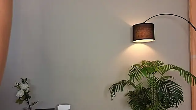 Naomi Girly online show from 4, 10, 2025