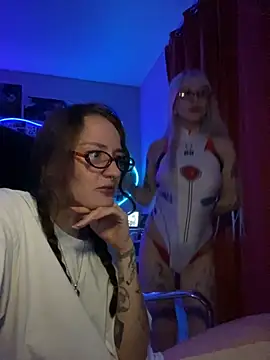 Dooubletroublee online show from 3, 10, 2025