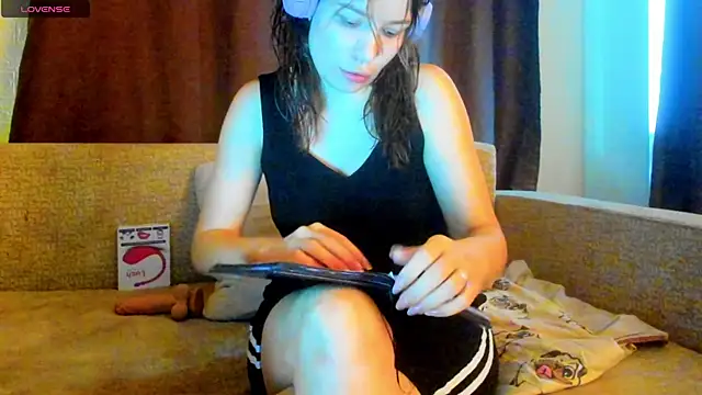 Snapshot of Leila_purr18 chatting on 6, 10, 2025 Leila purr18 online show from 6, 10, 2025