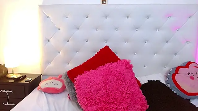 Snapshot of queenie_star chatting on 17, 12, 2024 queenie star online show from 17, 12, 2024