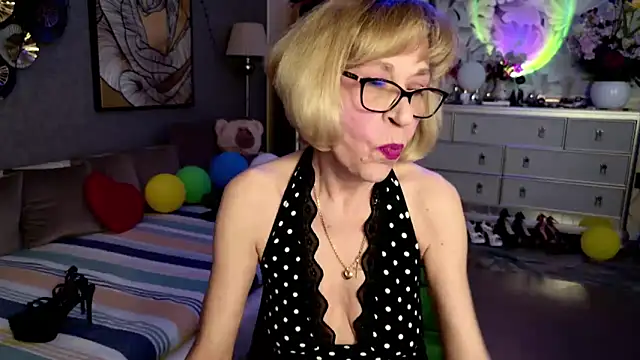 Snapshot of HornyMilf_555 chatting on 28, 4, 2026 HornyMilf 555 online show from 28, 4, 2026