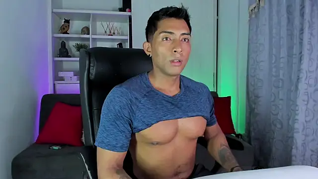 Snapshot of Couple_muscle1 chatting on 16, 12, 2024 Couple muscle1 online show from 16, 12, 2024
