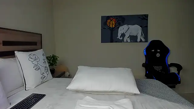 Renee-18 online show from 16, 11, 2025