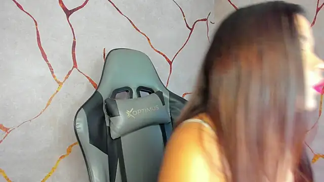 Elsalombardi  online show from 5, 3, 2025