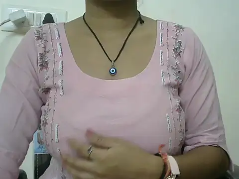 Snapshot of momo_lov chatting on 6, 10, 2025 momo lov online show from 6, 10, 2025