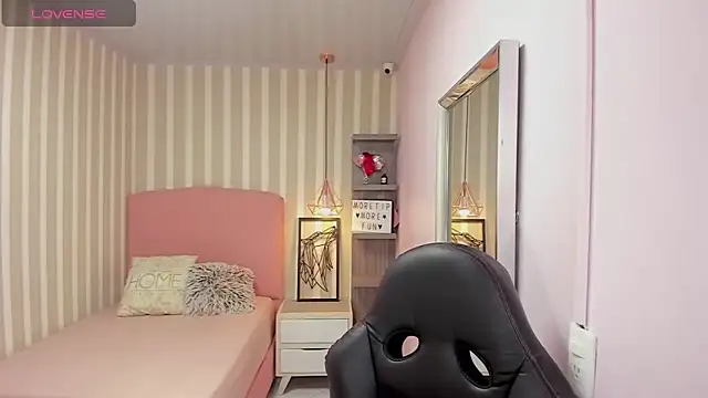 delilaquinn online show from 1, 12, 2025