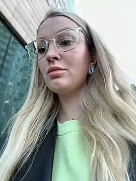 Teya moon  online show from 4, 1, 2025