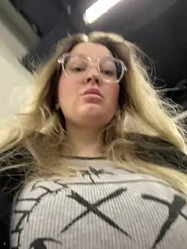 Teya moon  online show from 6, 3, 2026