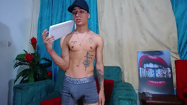 Snapshot of Leon_hot_X chatting on 21, 12, 2024 Leon hot X online show from 21, 12, 2024