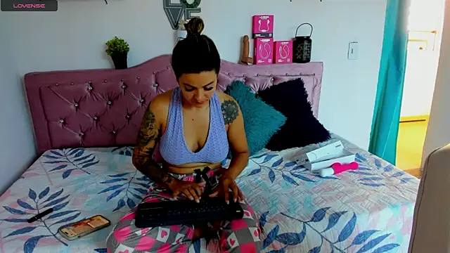 Snapshot of mia_bigtits17 chatting on 18, 7, 2026 mia bigtits17 online show from 18, 7, 2026