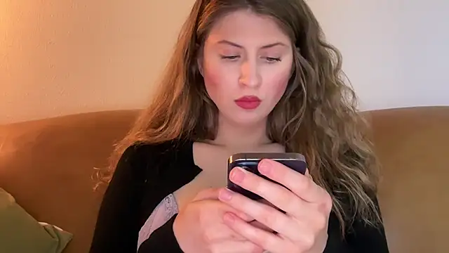 YUMIandbigWOLF online show from 8, 9, 2025