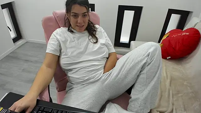 Dyana Kaylinn online show from 7, 2, 2026