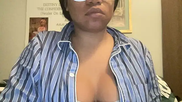 Snapshot of MommyConfident chatting on 9, 5, 2026 MommyConfident online show from 9, 5, 2026