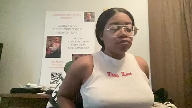 Snapshot of MommyConfident chatting on 10, 5, 2026 MommyConfident online show from 10, 5, 2026