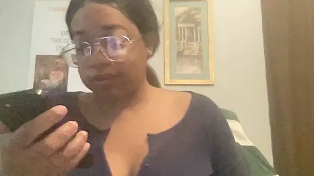 Snapshot of MommyConfident chatting on 24, 5, 2026 MommyConfident online show from 24, 5, 2026