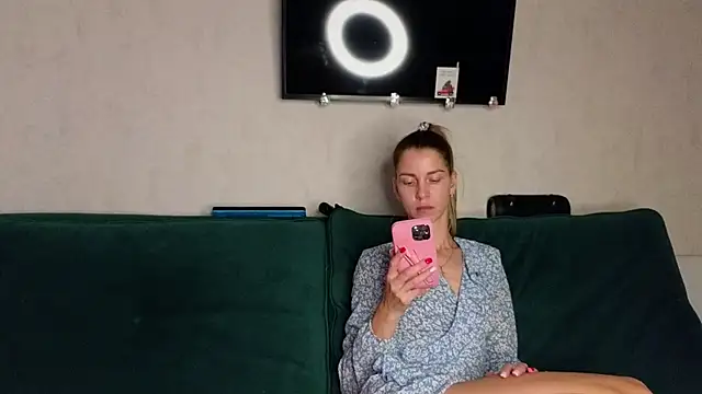 Snapshot of FoxLoveBasik chatting on 1, 3, 2025 FoxLoveBasik online show from 1, 3, 2025