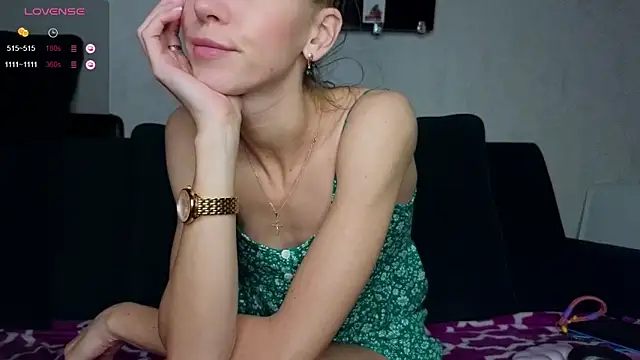 Snapshot of FoxLoveBasik chatting on 6, 3, 2025 FoxLoveBasik online show from 6, 3, 2025