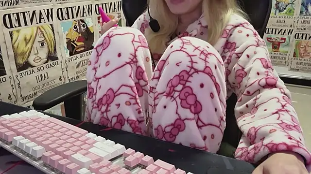 Snapshot of SNAKEgirlQAQ chatting on 9, 10, 2025 SNAKEgirlQAQ online show from 9, 10, 2025