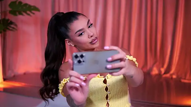 NatyDesiree online show from 8, 4, 2026