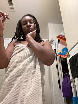 Snapshot of LeyaHoneybuns chatting on 2, 1, 2025 LeyaHoneybuns online show from 2, 1, 2025