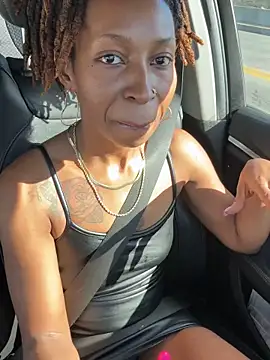 Snapshot of LeyaHoneybuns chatting on 16, 11, 2025 LeyaHoneybuns online show from 16, 11, 2025