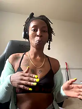 Snapshot of LeyaHoneybuns chatting on 19, 11, 2025 LeyaHoneybuns online show from 19, 11, 2025