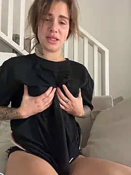 EmiliaCatalina online show from 23, 12, 2024