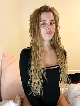 EmiliaCatalina online show from 15, 10, 2025