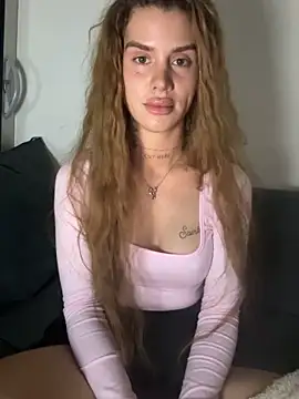 Snapshot of EmiliaCatalina chatting on 27, 4, 2026 EmiliaCatalina online show from 27, 4, 2026