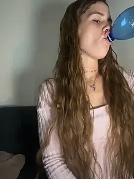 Snapshot of EmiliaCatalina chatting on 12, 5, 2026 EmiliaCatalina online show from 12, 5, 2026