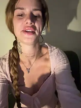 Snapshot of EmiliaCatalina chatting on 7, 6, 2026 EmiliaCatalina online show from 7, 6, 2026