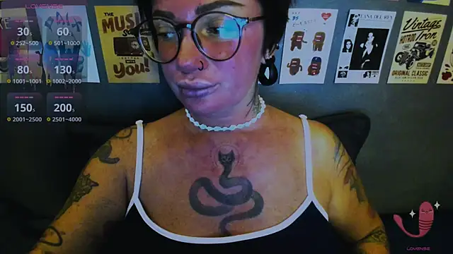 Snapshot of EllieOz chatting on 6, 5, 2026 EllieOz online show from 6, 5, 2026