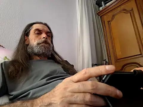 Snapshot of ICE-x2x chatting on 9, 9, 2025 ICE-x2x online show from 9, 9, 2025