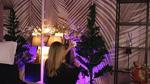 Snapshot of KatyaBelle chatting on 4, 12, 2025 KatyaBelle online show from 4, 12, 2025