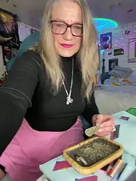 TrenaAnne online show from 26, 2, 2025