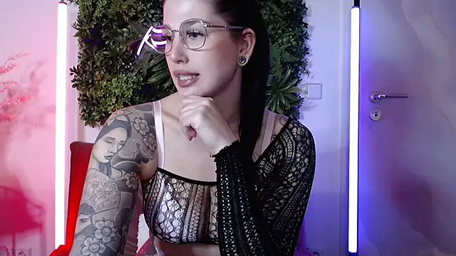Snapshot of KiraKane1 chatting on 5, 2, 2025 KiraKane1 online show from 5, 2, 2025