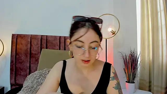 Snapshot of Emilywatsonn chatting on 15, 12, 2024 Emilywatsonn online show from 15, 12, 2024
