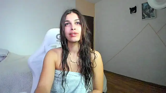Snapshot of EvaWhisper chatting on 8, 12, 2024 EvaWhisper online show from 8, 12, 2024